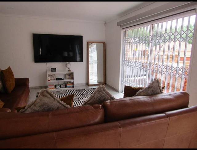 3 BEDROOM TOWNHOUSE FOR SALE IN GLENVISTA